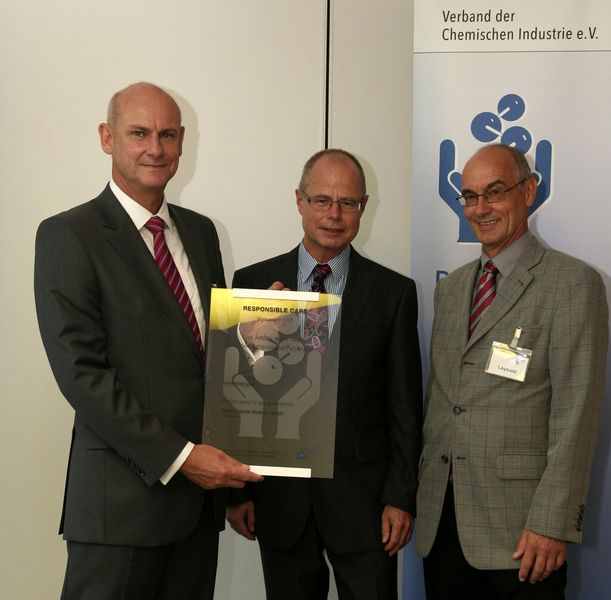 Landessieger Rhein Chemie Rheinau GmbH: Die Auszeichnung wurde an den Geschäftsführer der Rhein Chemie, Dr. Anno Borkowsky, und Ralf Leybold, Leiter Umweltschutz und Sicherheit, übergeben. Nun wurde das Unternehmen auch Bundessieger. (Bild: ChemieBW)