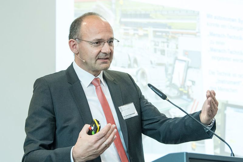 Dr. Hans Krattenmacher, SEW Eurodrive legte dar, wie die Digitalisierung etablierte Geschäftsmodelle gefährden kann und wie SEW Eurodrive darauf reagiert hat. (Thomas Entzeroth)