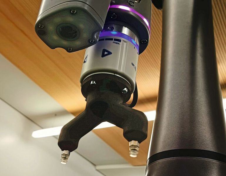 Dans cette configuration, le préhenseur est composé de deux ventouses à vide dans un adaptateur imprimé en 3D. En haut à gauche, la caméra de vision intégrée avec éclairage LED. (Source : Klaus Vollrath))