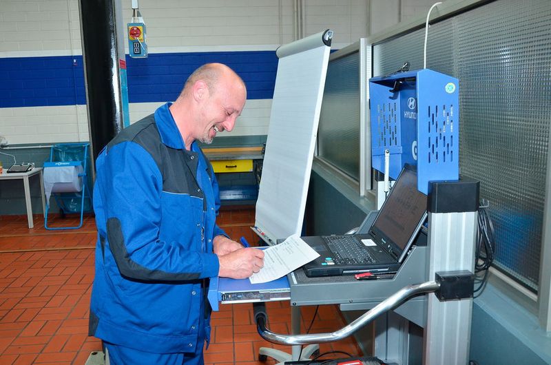 ...mussten die Techniker an fünf Stationen... (Bild: Hyundai)