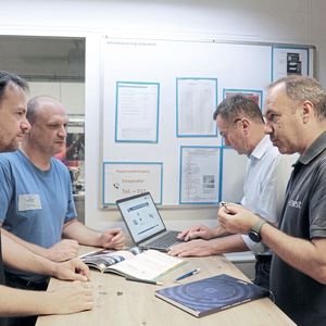 Besprechen den Einsatz der neuen Lösung (v. l. n. r.): Danny Schrödel, Anwendungstechniker bei Iscar, Alexander Weber, Prozessoptimierer und Programmierer bei WST, Thomas Nopper, Beratung und Verkauf bei Iscar, und Velibor Nisic vom Rüstvorbereitungszentrum bei WST.(Bild:  Iscar)