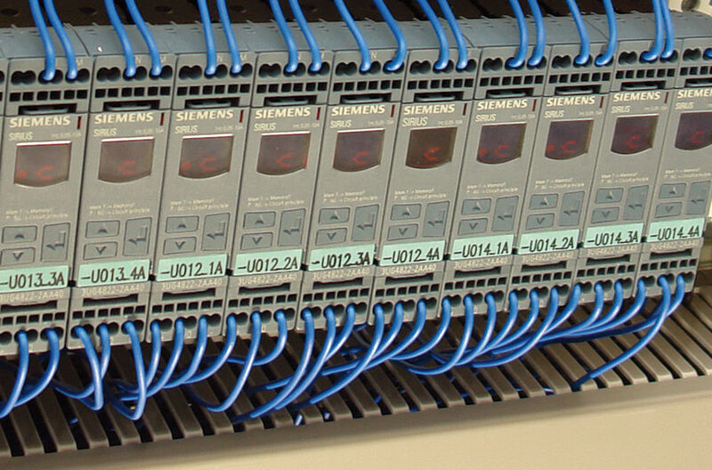 Die Stromüberwachungsrelais 3UG4 können bis 10 A ohne Stromwandler betrieben werden. Oberhalb dieses Werts kann mit Stromwandlern ein entsprechendes Übersetzungsverhältnis eingegeben werden, so dass sie bis 750 A Primärstrom einsetzbar sind. (Siemens)