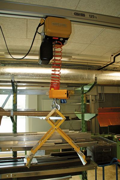 Dank einer mechanischen Verriegelung bleibt der Scherengreifer auch ohne Last geöffnet, womit ein einfaches Anheben des nächsten Korbes gewährleistet ist. (Bild: GIS)