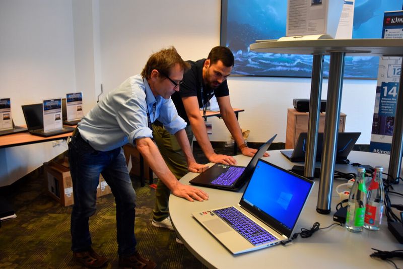 Selbst ist der Mann: Georg Hottner (l., Netzwerk Solutions) probiert die Produkte gerne selbst aus. (Bild: Aquado)