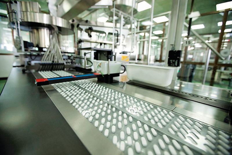 Werden über die Steuerung oder per SD-Karten und Steckplätze alle relevanten Daten gesichert, kann im Störfall die Ausfallzeit praktisch auf die reine mechanische Reparatur begrenzt werden, eine Datenübertragung ersetzt ein neues Teach-in. (Omron)