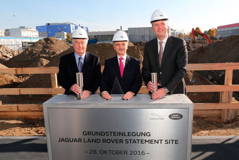 Symbolische Grundsteinlegung in München (v.li): Roger Penske, Chairman der Penske Automotive Group, Dr. Ralf Speth, CEO Jaguar Land Rover, und Peter Modelhart, Geschäftsführer Jaguar Land Deutschland. (2016 Gisela Schober)