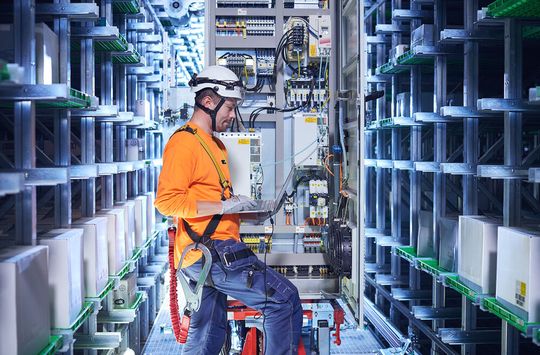 Blick in eine Logistikanlage von Witron. Sie gelten als sehr langlebige Systeme, die auch nach vielen Jahren noch wirtschaftliche Vorteile herausholen. Möglich mache das der proaktive Service der weltweit agierenden Onsite-Teams von Witron. Das hat erneut Edeka überzeugt. Blick in eine Logistikanlage von Witron. Sie gelten als sehr langlebige Systeme, die auch nach vielen Jahren noch wirtschaftliche Vorteile herausholen. Möglich mache das der proaktive Service der weltweit agierenden Onsite-Teams von Witron. Das hat erneut Edeka überzeugt.