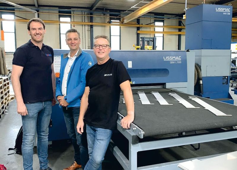 Marc Böck, Geschäftsführer der Boeck GmbH, Cor Schoonbeek, technischer Vertrieb bei Metaaltechniek Handelsonderneming B. V., und René Kruidhof, Werkleiter bei Blokland Metalbewerking B. V., (von links) optimierten zusammen die Entgratprozesse bei Blokland – mit gutem Ergebnis. (Bild: Boeck)