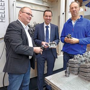 Johannes Post (Produktmanager PKD-Werkzeuge), Christoph Hitzler (Verkaufsleiter Gebiet Süd, beide Ingersoll) und Albert Fink (beim Lohnfertiger ZSO Manager für Projektierung und Engineering) (v. l. n. r.) haben mit den PKD-Sonderwerkzeugen eine den Anforderungen an hohe Genauigkeit und Oberflächengüte sowie kurze Taktzeiten entsprechende Fertigung verwirklicht. 
