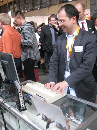 Maciej Wieczorek von Zotac zockt (Archiv: Vogel Business Media)