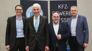 Stellten gemeinsam die Jahresbilanz für das Kfz-Gewerbe Hessen vor: Geschäftsführer Joachim Kuhn (v.l.), Präsident Michael Kraft, Vizepräsident Thorsten Krämer und Pressesprecher Roger Seidl.  (Bild: Kfz-Gewerbe Hessen)
