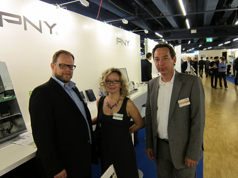 Nicole Engelskircher, bluechip, mit Gunnar Ehlers, PNY, und Lutz Eigenfeld, NVIDIA  (Bild: IT-BUSINESS)