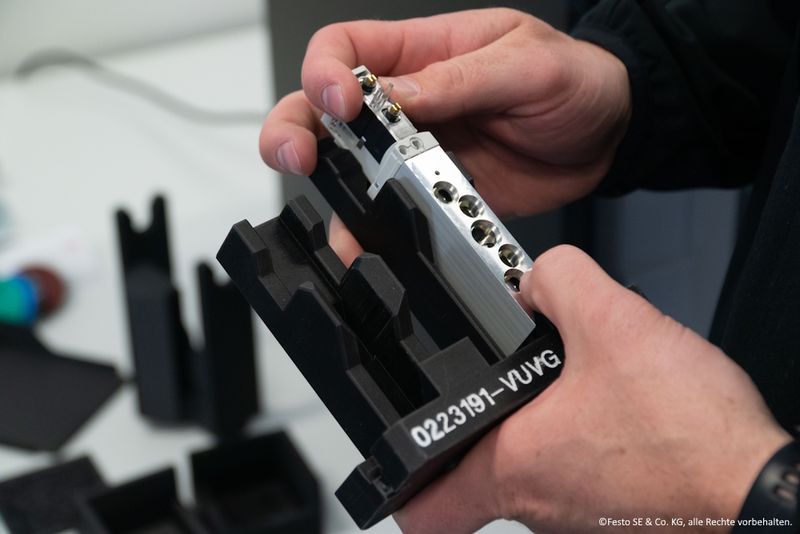 Festo setzt in der Elektronik-Komponenten-Fertigung auf den 3D-Druck mit Markforged.  (Bild: Festo)