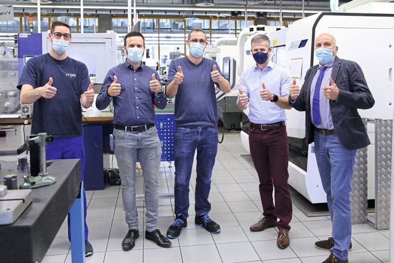 V. l.: Das MPS-Team vor dem Studer-Schleifmaschinenpark: Didier Noirjean (Flex Cell Manager), Michael Bazzan (Production Manager), Julien Grosjean (Screw Grinding Manager), Manuel Nercide (Plant Manager) - alle MPS und Ulrich Weyermann (Gebiets-Verkaufsleiter Fritz Studer AG). (Fritz Studer AG)