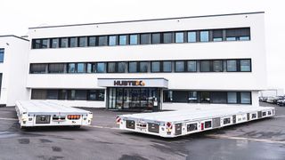 Hubtex beherrscht den vollelektrischen Sonderbau für schwere und sensible Transportprozesse, mit geschützten Komponenten und einem robusten Fahrwerkskonzept für präzise Lastführung. (Bild: Hubtex)