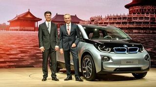 Weltpremiere BMW i3 in Peking, China: Dr. Friedrich Eichiner (rechts), Mitglied des Vorstands der BMW AG, Finanzen und Harald Krüger (links), Mitglied des Vorstands der BMW AG, Produktion. (Foto: BMW)