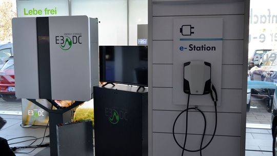 Die Käufer eines Elektroautos bekommen im Autohaus Hofmann & Wittmann alle Bausteine für eine größtmögliche energetische Autarkie.(Bild:  Mauritz/ »kfz-betrieb«)