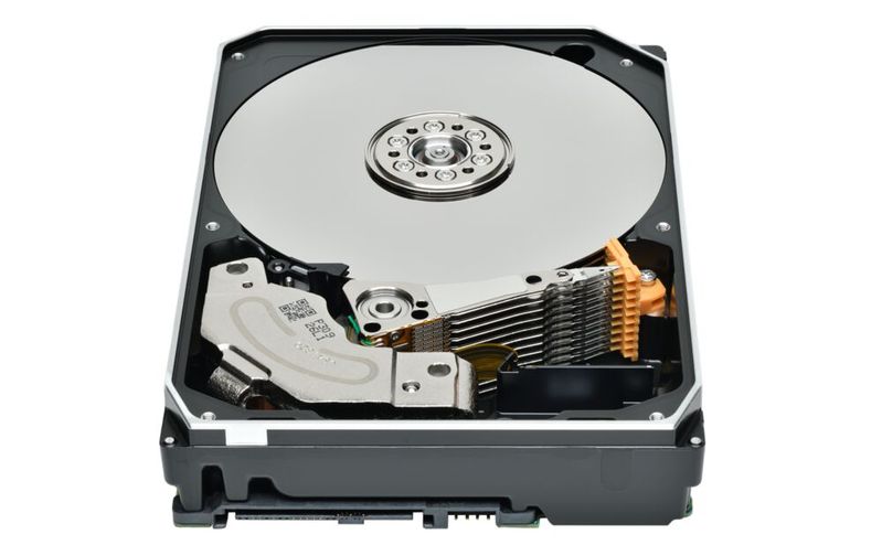 Formfaktor und Schnittstellen von Festplatten sind seit Jahren unverändert, sodass sich neue Modelle problemlos in älteren Bestandssystemen nutzen lassen.(Bild:  Toshiba Electronics Europe)