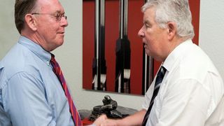 Dr. Dieter Kress (rechts) bedankt sich bei Werner Stief für seine unternehmerische Leistung innerhalb der Mapal-Gruppe. Bild: Mapal (Archiv: Vogel Business Media)