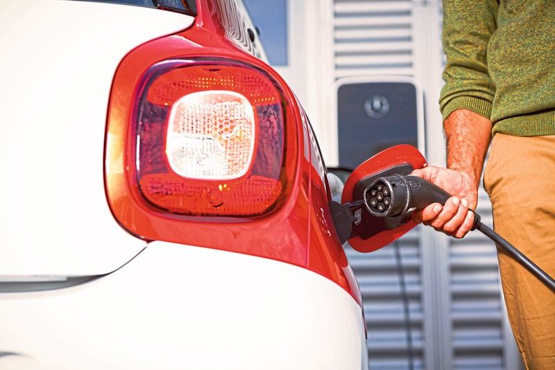 An Ladesäulen im öffentlichen Raum dürfen die Fahrzeuge nur während des Ladevorgangs stehen. Laut dem Bundesverbands Carsharing sei das eine „praktisch unlösbare logistische Aufgabe“ für Kunden und Anbieter.