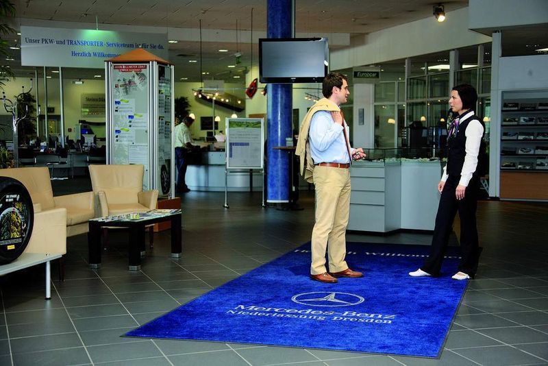 „Herzlich willkommen bei Mercedes-Benz! Was kann ich für Sie tun?“ Hostessen begrüßen die Kunden und leiten sie zum zuständigen Ansprechpartner. (Archiv: Vogel Business Media)