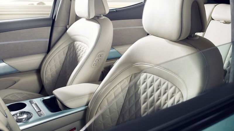 Die zwei Versionen unterscheiden sich bei Antrieb und Ausstattung. (Bild: Genesis)