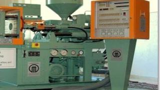 Mit dieser Maschine hat es bei Burwinkel 1978 angefangen. Im Hühnerstall. (Bild: Burwinkel)