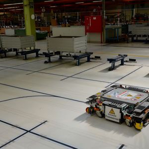 Die Linien auf dem Hallenboden führen die Module zum Stellplatz für Waren. (Bild:  Jablonski)