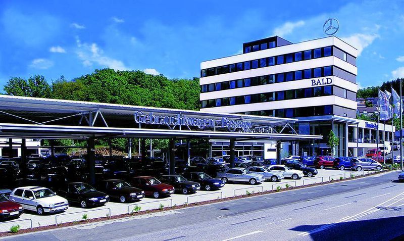 Direkt neben der Gebrauchtwagenpassage in Siegen thront das zentrale Verwaltungsgebäude. (Archiv: Vogel Business Media)