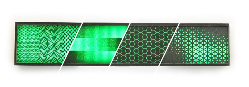 Ob ein Bereich lichtdurchlässig ist, entscheidet die Menge an Ruß, die lokal über die Tinte auf das Kunststoffpulver aufgebracht wurde. Die Bayreuther Wissenschaftler nutzen diese Wechselwirkung gezielt aus, um additiv gefertigte Bauteile mit hochaufgelösten Mustern, Schriftzügen und Symbolen herzustellen und mithilfe einer Lichtquelle zum Leuchten zu bringen. (Bild: Fraunhofer IPA)