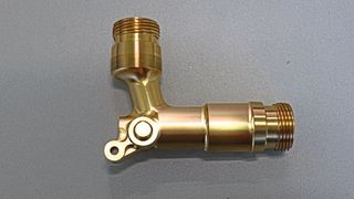 Ein beispielhaftes Bauteil ist das Knotenstück der Pistole Easy Force für den Profihochdruckreiniger HDS. Es wird in der Prototypenabteilung fünfachsig gefräst. Die anspruchsvolle Kontur enthält unter anderem Anschlüsse für den Schlauch und das Strahlrohr. (Bild: Open Mind)