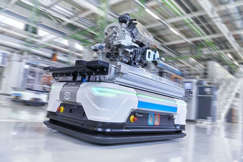 Fahrerlose Transportsysteme sind in den Audi-Werken schon länger im Einsatz. Derzeit wird außerdem der „Effibot“ erprobt, der Menschen auf den Fuß folgt. (Audi)