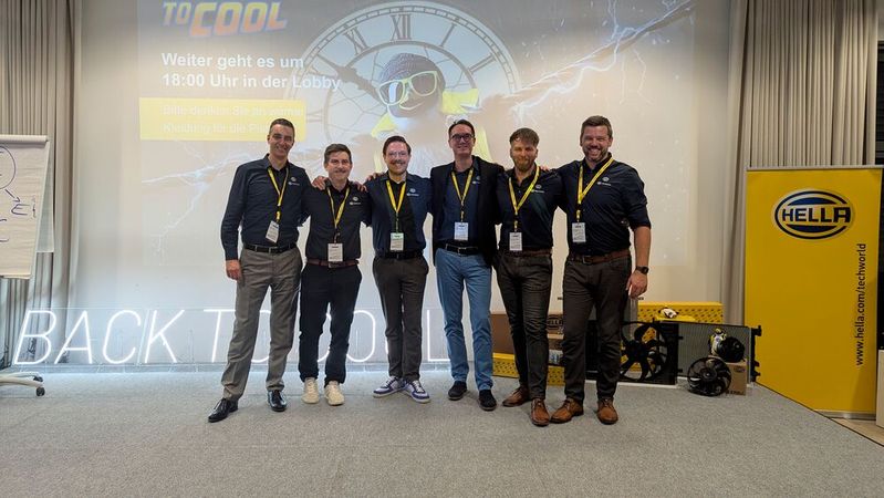 Dr. Marcel Wiedmann (3. v. r.) im Kreise von Kollegen bei der offiziellen Vorstellung des neuen Thermomanagement-Programms am 25. November 2025 in Neuss.(Bild:  Rosenow – VCG)