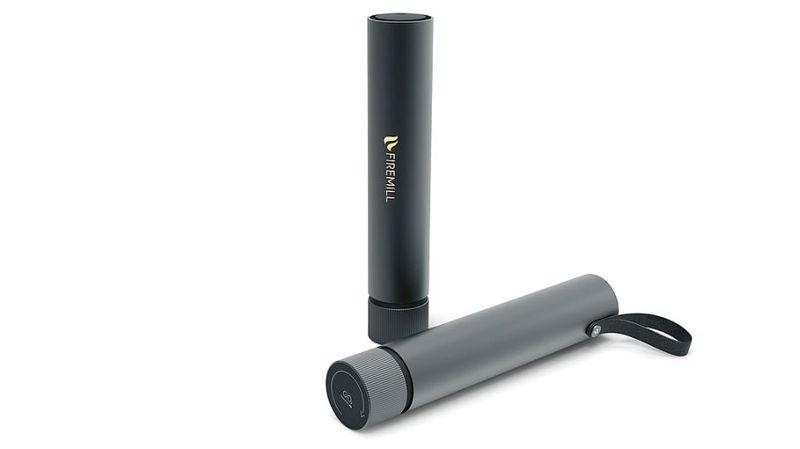 Red Dot Produktdesign 2018: Feuerlöscher Firemill von Inventi Vidi AB, Schweden: Um im Brandfall möglichst schnell zur Hand zu sein, zeigt Firemill eine attraktive Formensprache, die eine sichtbare Platzierung im Wohnbereich fördert. Dank seiner schlanken Silhouette fügt sich der Feuerlöscher dezent ins Interieur ein und ist zudem handlich. Er ist wiederverwendbar und lässt sich kostengünstig auffüllen, sodass sein Einsatz geübt werden kann. Befüllt mit ungiftigem Kohlendioxid, eignet sich Firemill auch zum Löschen von Küchenbränden, ohne die darin befindliche Elektronik zu beschädigen. Begründung der Jury: Dieser intuitiv zu handhabende Feuerlöscher überzeugt mit einer formalen Qualität, die gleichermaßen zeitgemäß und stilvoll ist.  (Bild: Red Dot/Inventi)