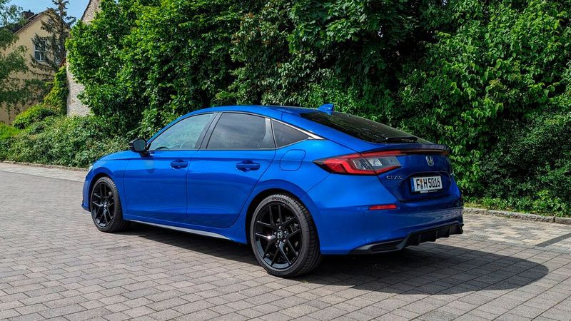 Die Schokoladenseite des Civic ist eindeutig sein langes, flaches Heck – während der ...  (Bild: Rosenow – VCG)