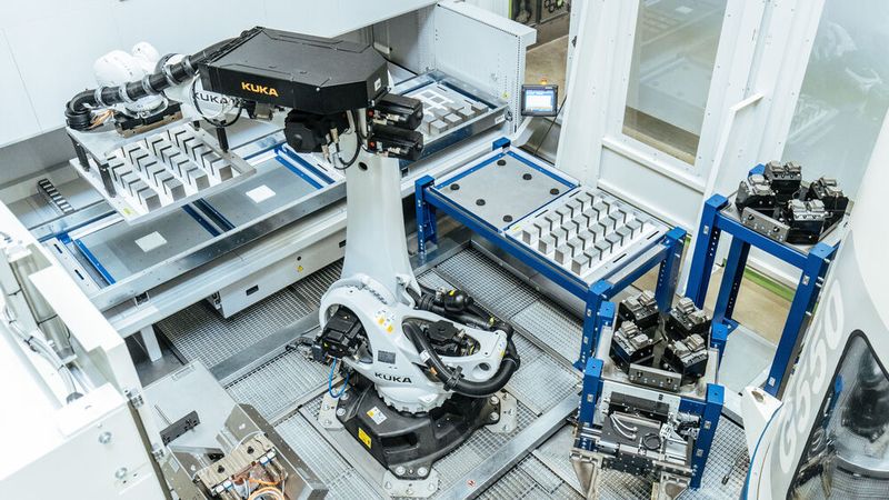 Zimm setzt im im österreichischen Lustenau einen Kuka KR Quantec für das Beladen der Fräsmaschine in einer Roboterzelle ein.(Bild:  Kuka)