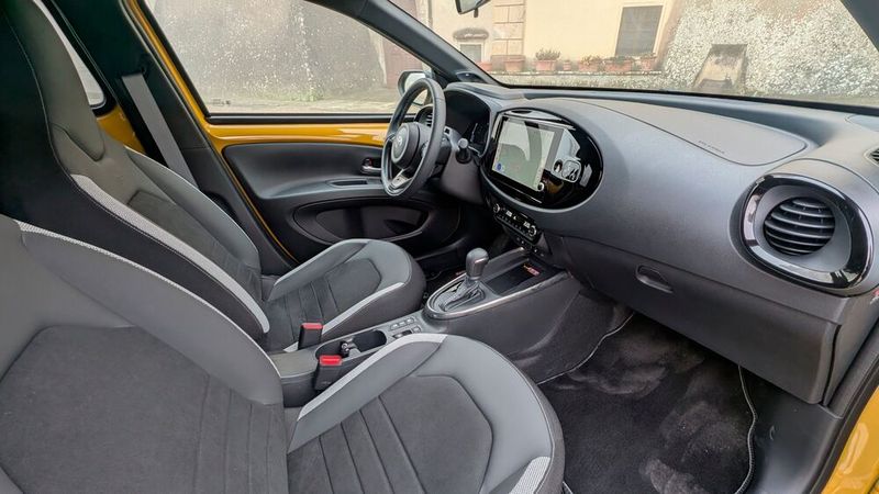 Das Raumgefühl auf den vorderen Sitzen ist für ein Fahrzeug dieser Klasse verhältnismäßig  luftig. (Bild: Mauritz – VCG)