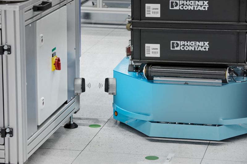 Sichere Ankopplung des FTS an eine Maschine. (Bild: Phoenix Contact)