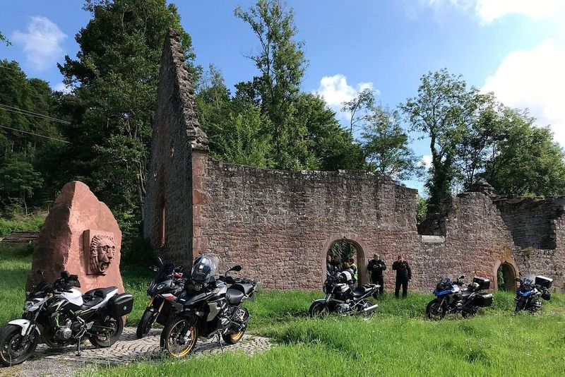 Die malerische Ruine der Markuskapelle im Spessart bot Gelegenheit für eine erste Pause und viele Fotos. (Bild: Dotzler, Dominsky, Lacher, Maderner, Michel, Rosenow, Schweitzer/»kfz-betrieb“)