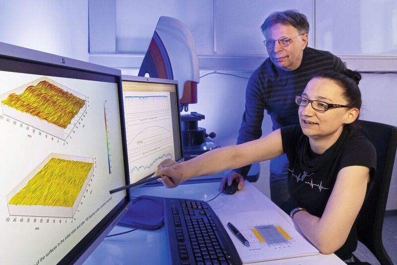 Susanne Sandkuhl und Volker Herold sind Materialwissenschaftler an der Friedrich-Schiller-Universität in Jena. Sie haben eine Möglichkeit entwickelt, mit der leicht gekrümmte und eloxierte Oberflächen präzise bearbeitet werden können. (J. Meyer / Uni Jena)