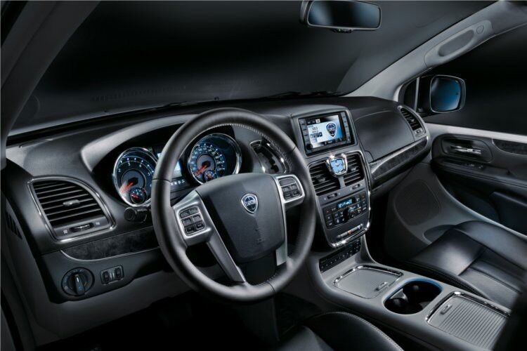 Der Lancia Thema bietet mit der Ausstattung „Extended Comfort“ unter anderem Echtholz-Applikationen sowie kühl- und beheizbare Getränkehalter vorn. (Lancia)