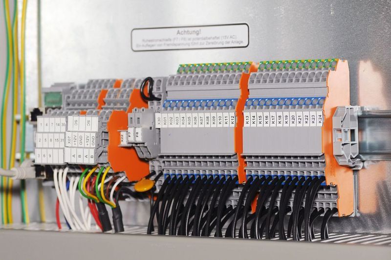 Die Endstromkreisabgänge zu den Not-Leuchten. Hier kommen unter anderem Topjob-S-Installationsetagenklemmen zum Einsatz. Durch die Anordnung der Leitereinführöffnungen übereinander sparen diese bei der Installation besonders viel Platz. (Robert Höger)