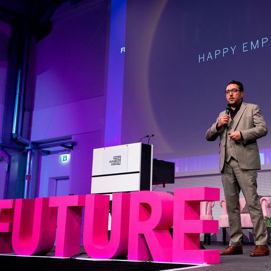 Im Rahmen des Future Code 2019, veranstaltet von der Vogel Communications Group, sprach Cawa Younosi über Vertrauen und Begegnungen auf Augenhöhe als Grundpfeiler moderner HR-Arbeit.(Bild:  Stefan Bausewein/Vogel Communications Group)