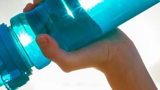 Literweises Trinken kann in seltenen Fällen durch eine Erkrankung verursacht sein. Mit einem neuen Test lässt sich schnell klären, ob ein Hormonmangel vorliegt. (©kieferpix - stock.adobe.com)