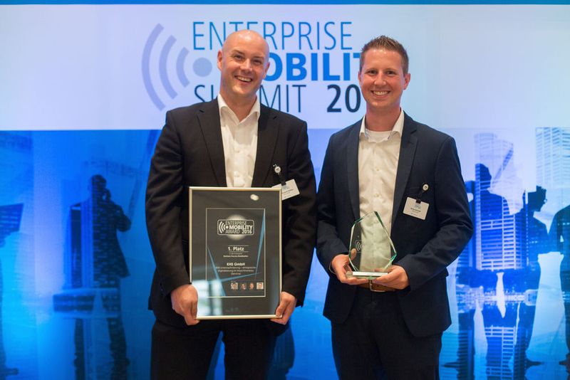 Jan Pielhau & Niclas Schmidt nahmen den 1. Preis für die Lösung „KHS Linienoptimierung – erfolgreiche Digitalisierung im Maschinenbau“ der KHS GmbH entgegen. (www.offenblen.de)