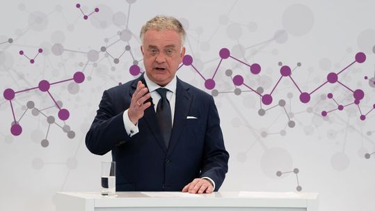 Vorstandsvorsitzender Christian Kullmann auf der JahrespresssekonFerenz von Evonik (Bild: Evonik)