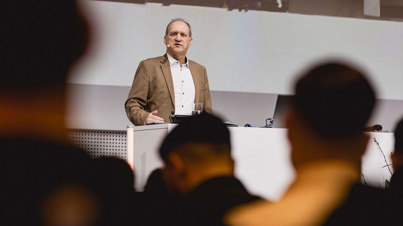 Durch das Programm führte Jochen Pamer, Fachanwalt für Verkehrsrecht und Betreiber der Plattform autorechtaktuell.de. (Bild: Stefan Bausewein)