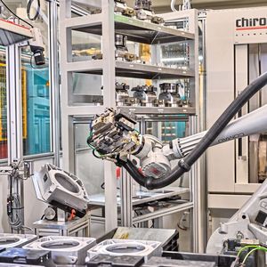 An der Ausrichtstation prüft Protect My Machine/Setup die korrekte Ausrichtung des Werkstücks – und zwar anhand bestimmter eindeutiger Merkmale, z. B. an Füßen oder einer Harzablaufbohrung.(Bild:  Siemens AG)