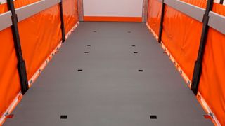 Die neue Produktionsanlage bei KCN sorgt für eine absolut gleichmäßige und langlebige Oberfläche der Antirutschböden. (KCN)