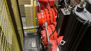 Hier sieht man die rot lackierten Hägglunds Hydromotoren, die beim Kautschukverarbeiter Freudenberg jetzt für Antriebspower im Walzwerk sorgen. Sie leisten 55 Kilowatt, haben ein Nenndrehmoment von 25.000 Newtonmetern und Nenndrehzahl von 23 Umdrehungen pro Minute. (Bild: Freudenberg Sealing Technologies)